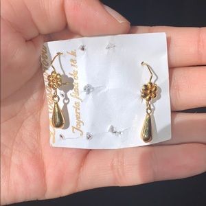 Flower dangling earrings